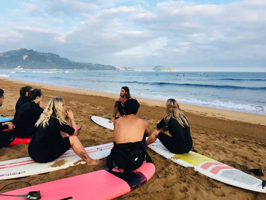 des surfeurs débutants prennent un cours