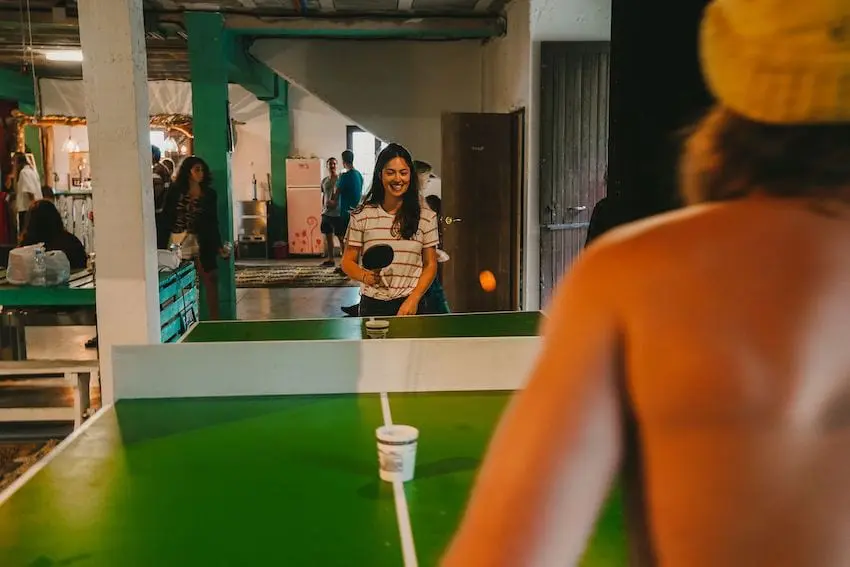 filles qui jouent au ping pong à l'auberge de surf