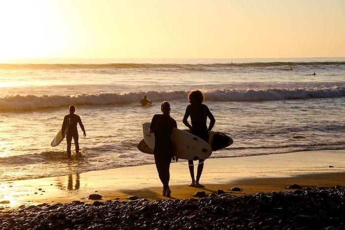 Groupe de surfeurs à San Sebastian